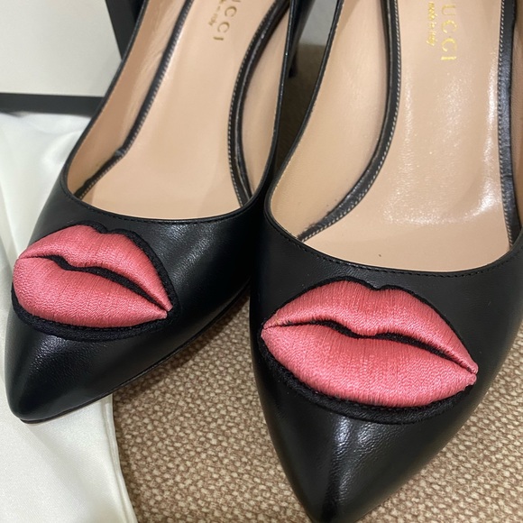 GUCCI black leather pumps with embroidered lip - Picture 6 of 6